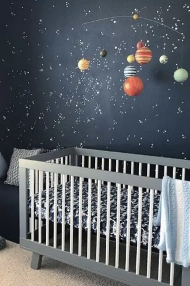 decor planete chambre petit garcon exemple lit bébé gris et blanc déco murale fresque ciel étoile mobile planète