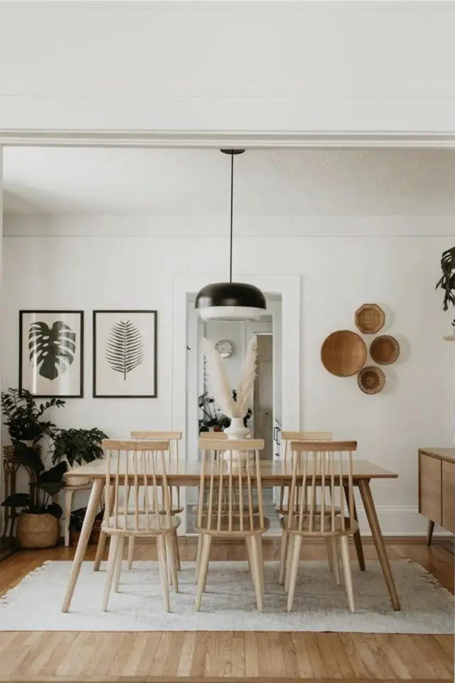 decor salle a manger cuisine minimaliste cosy table en bois repas 6 personnes chaises scandinaves naturelle plantes verte enfilade épurée suspension noir rétro