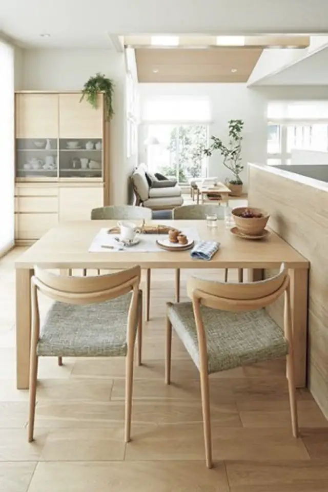 decor salle a manger cuisine minimaliste cosy coin repas table en bois clair chaise avec coussin gris simplicité