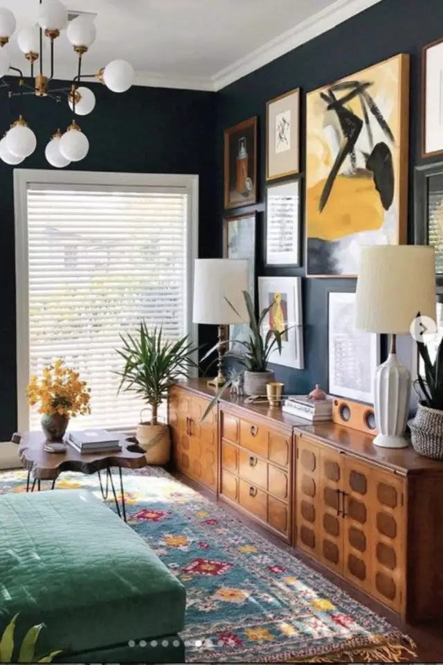 decor salon style eclectique exemple grand meuble vintage en bois décor mural oeuvre d'art tableau abstrait contemporain