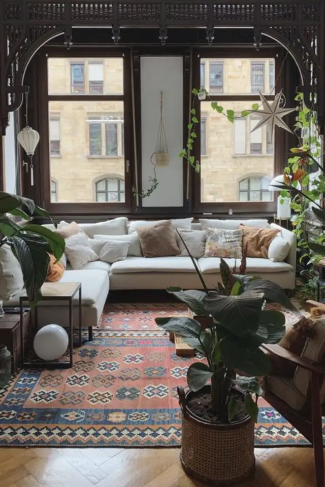 decor salon style eclectique exemple canapé d'angle blanc tapis coloré plantes arche