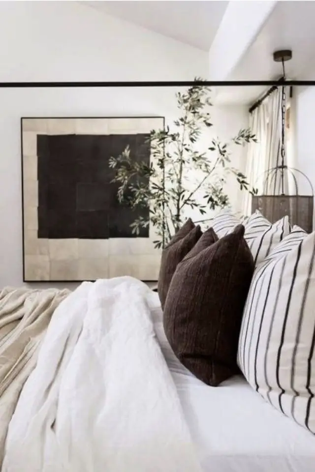 decoration chambre adulte minimale et chaleureuse coussin oreiller housse marron chocolat décor mural grand tableau abstrait
