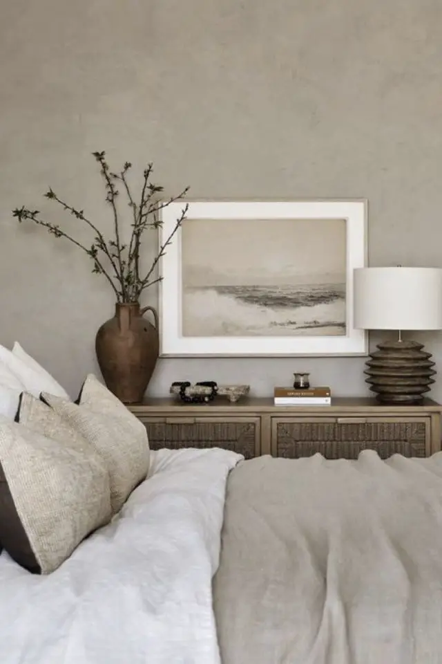 decoration chambre adulte minimale et chaleureuse linge de lit naturel couleur lin peinture murale neutre gris  greige amphore et lampe à poser en bois