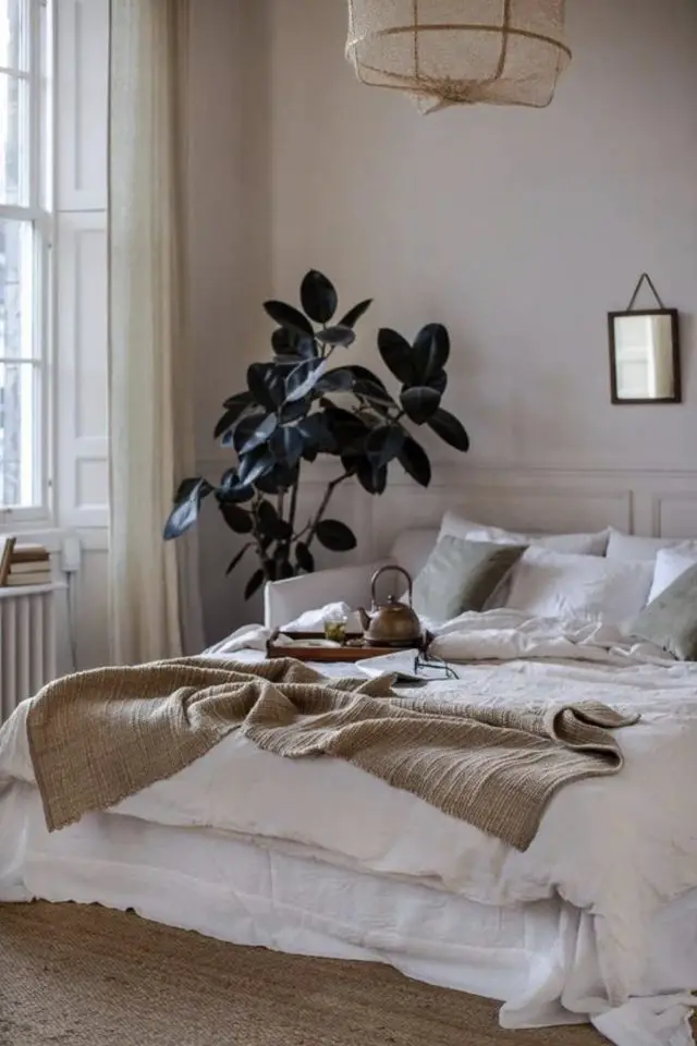 decoration chambre adulte minimale et chaleureuse linge de lit blanc avec boutis beige uni figuier angle de la pièce moulure soubassement mur ton sur ton relief discret
