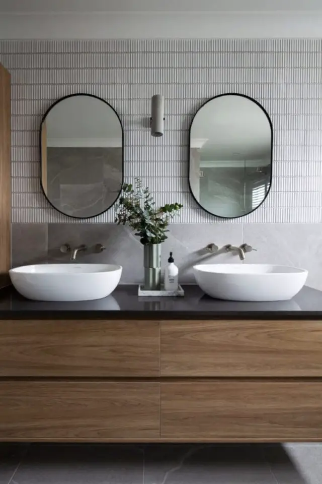double miroirs salle de bain moderne exemple meuble en bois sombre élégant chic carrelage blanc vasques blanches miroir tendance ovale
