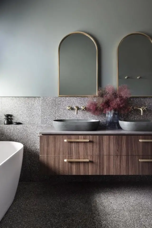 double miroirs salle de bain moderne exemple cintrés arrondis sur le haut couleur naturelle relaxante meuble vasque en bois chic