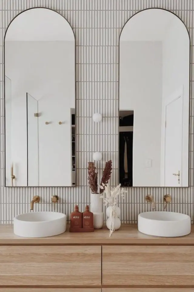 double miroirs salle de bain moderne exemple grand miroir cintré arrondi sur le haut vasque ronde blanche carrelage tendance