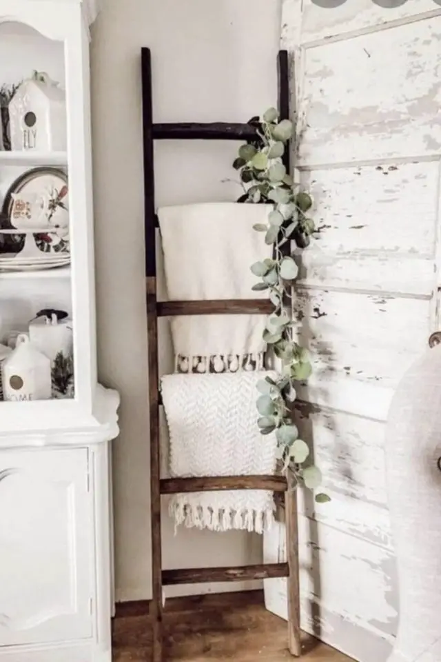 exemple decoration interieure echelle rangement plaid hiver salon ambiance chaleureuse pompons