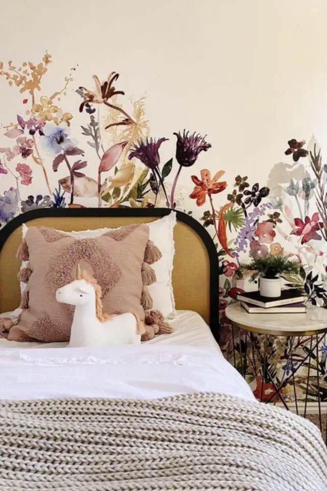 exemple decoration papier peint fleuri chambre fillette tête de lit en rotin