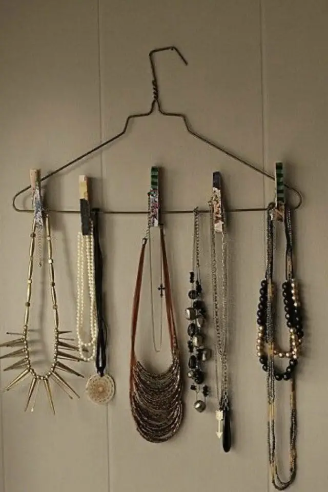exemple recup cintres porte bijoux métal épingles à linge DIY facile colliers