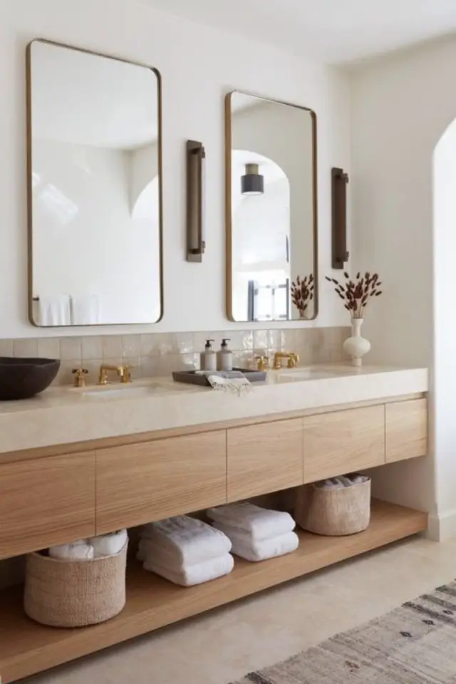 exemple salle de bain minimaliste et cosy meuble en bois double vasque simple épuré miroir rectangulaire aux angles arrondis