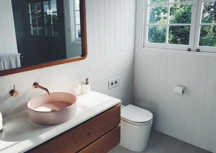 idee deco salle de bain chaleureuse bois et blanc moderne carrelage miroir
