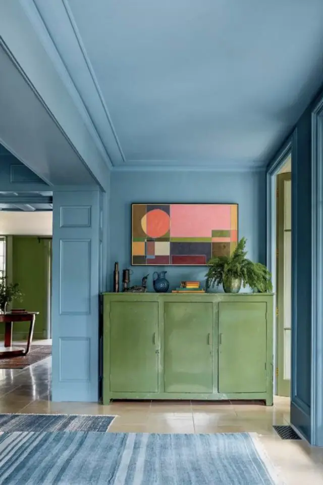 interieur bleu elegant et calme exemple entrée peinture mur plafond colorblock