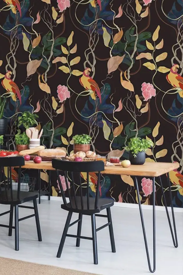 papier peint motif salle a manger fond noir meuble clair moderne coloré motif floral et tropical
