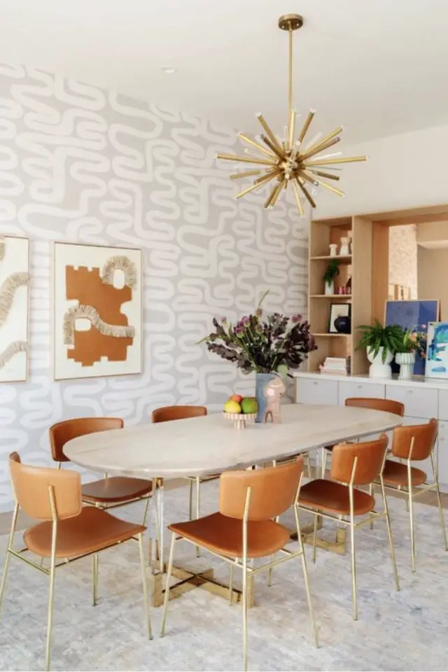 papier peint salle a manger exemple motif blanc sur fond beige meuble vintage chaise orange