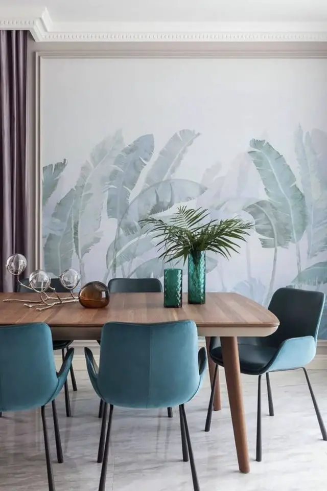 papier peint salle a manger exemple panoramique XXL motif tropical aquarelle meuble en bois chaise verte en velours