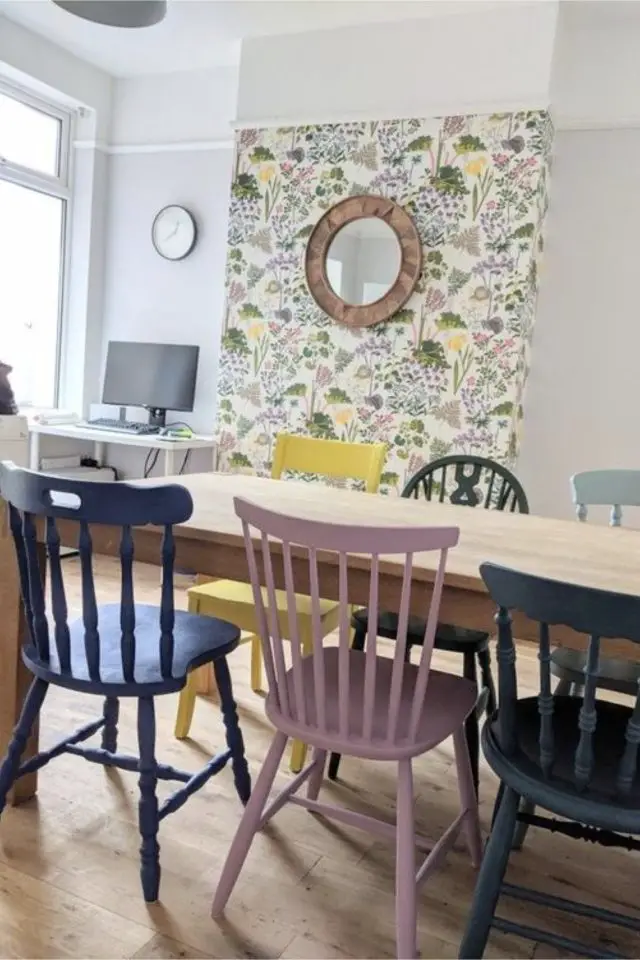 papier peint salle a manger exemple cheminée motif floral champêtre moderne chaises assorties