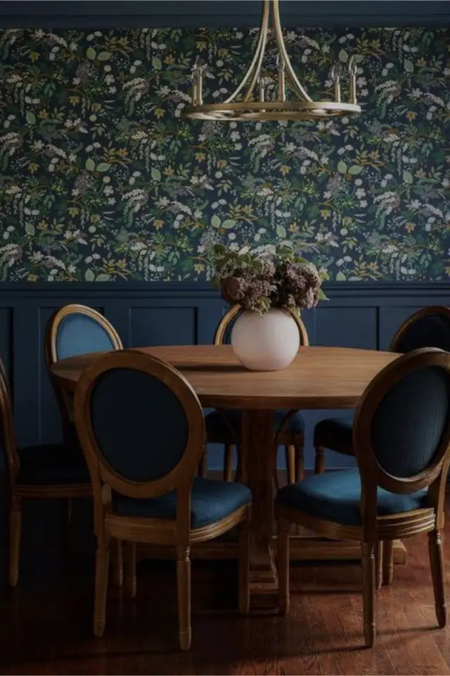 papier peint salle a manger exemple ambiance intime couleur sombre soubassement peinture bleu 