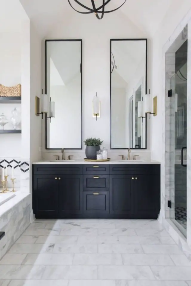 petite salle de bain meuble double vasque miroir rectangulaire deux très haut encadrement noir simple
