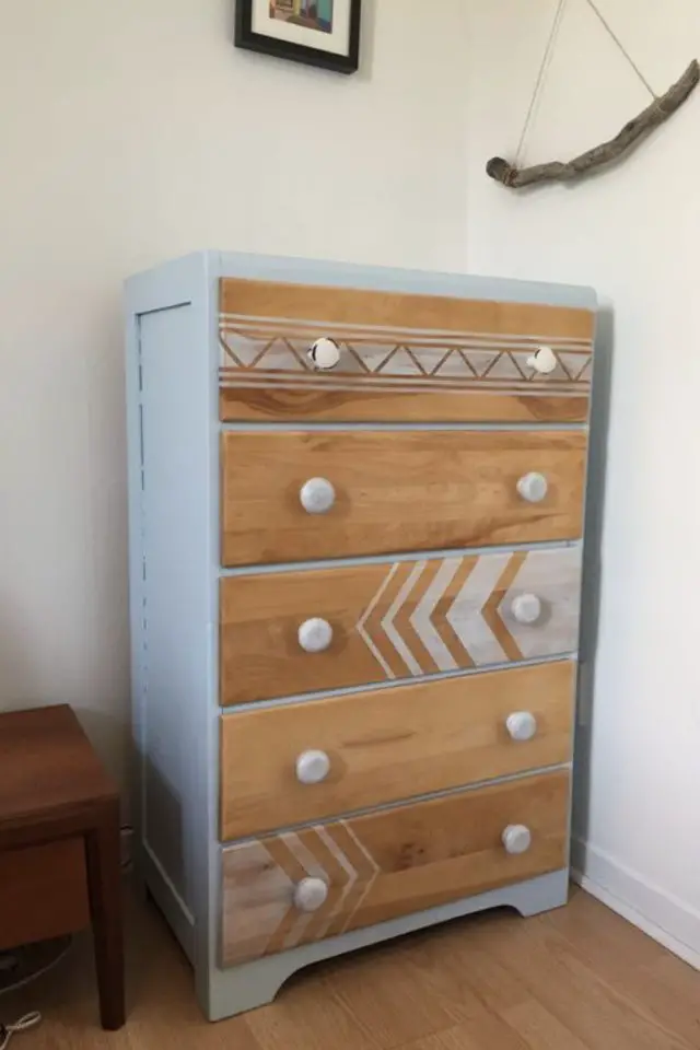 recup commode chambre adulte exemple peinture et bois décapé motif moderne boutons de tiroirs