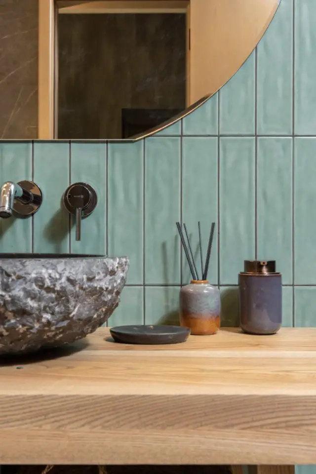 salle de bain cosy et chaleureuse vasque en pierre plan en bois carrelage vert moderne accessoire coloré