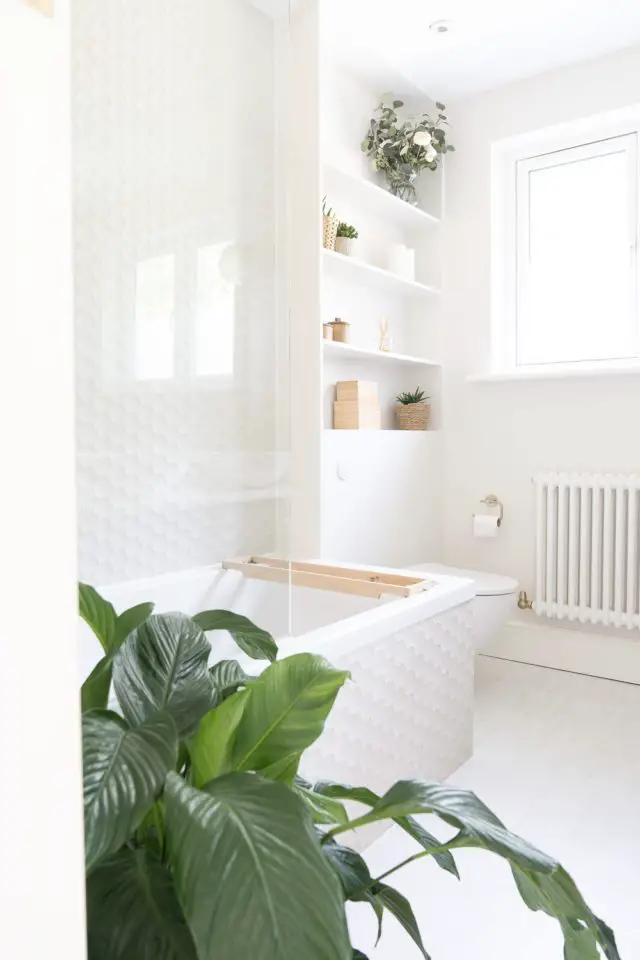 salle de bain cosy et chaleureuse blanche lumière naturelle détail décoratif en bois
