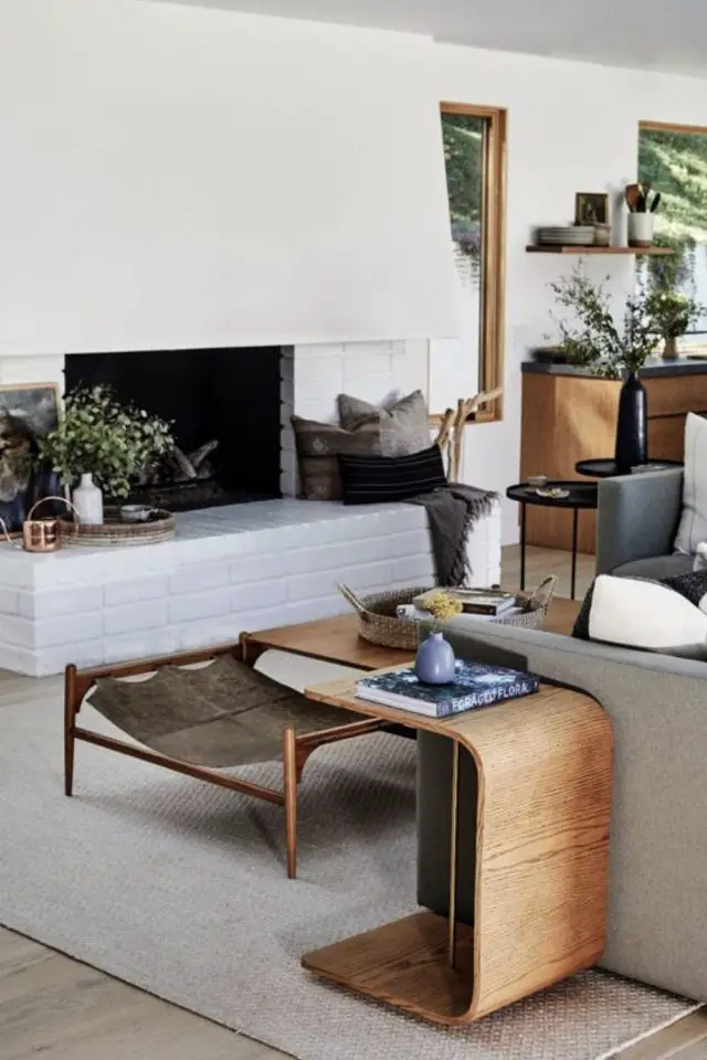 salon minimaliste cosy exemple cheminée repeinte couleur neutre accessoire petit meuble bout de canapé design en bois détails en cuir