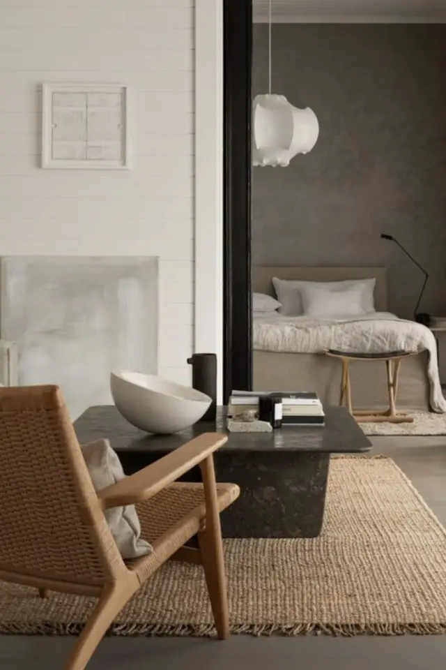 salon minimaliste cosy exemple table basse élégante chic en marbre tapis en jute couleur neutre et naturelle armature fauteuil en bois