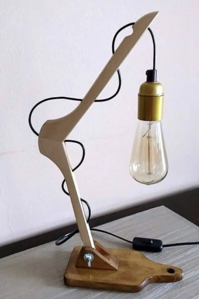 upcycling deco cintre lampe à poser moderne originale