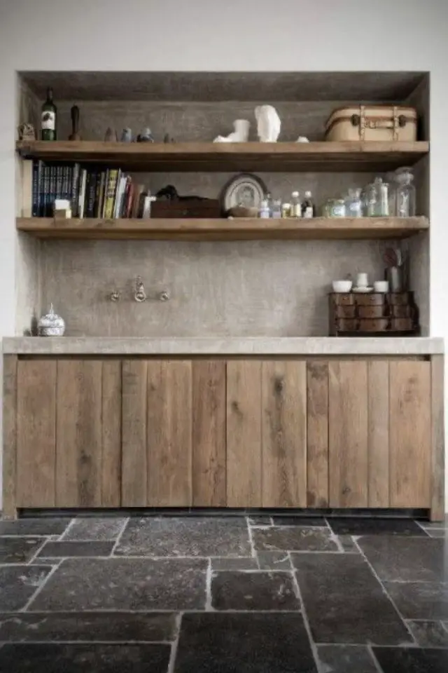 belle cuisine en bois tendance linéaire petit espace style wabi sabi épuré étagères murales