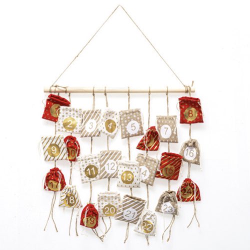 calendrier avent a remplir pas cher petites pochettes suspendues rouge beige blanc