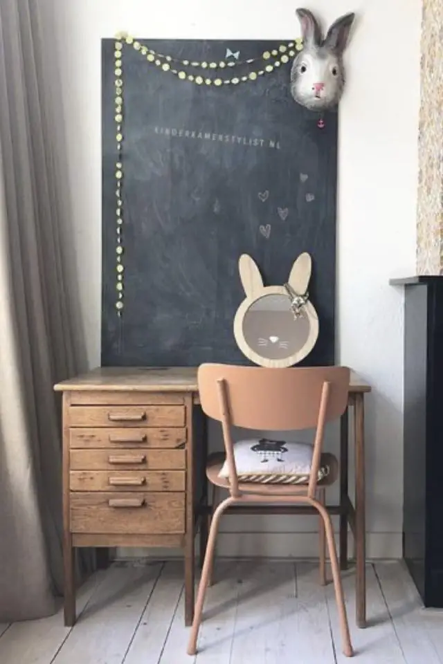 chambre enfant deco recup exemple bureau ancien vintage en bois peinture ardoise mur chaise écolier