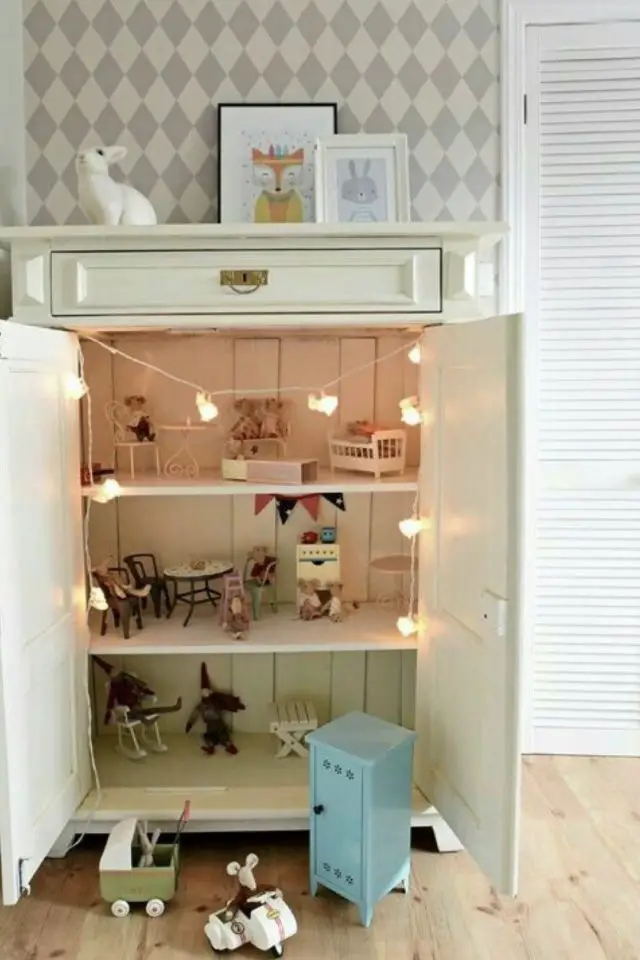 chambre enfant deco recup exemple petit meuble peint transformé en maison de poupée guirlande lumineuse idée originale