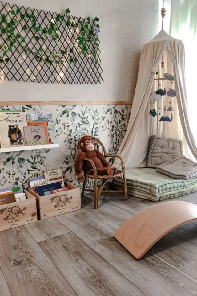 chambre fille theme nature exemple soubassement papier peint blanc et vert ciel de lit coin lecture caisse en bois rangement livre