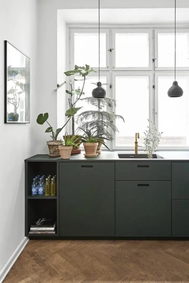 deco interieure couleur kaki exemple cuisine blanche meuble bas coloré ambiance moderne minimale suspension noire