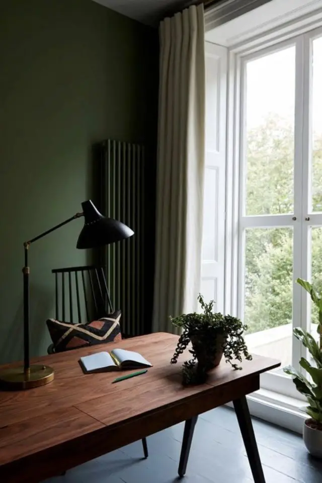 deco interieure couleur kaki exemple bureau à domicile télétravail ambiance chic et élégante meuble en bois lampe vintage noire