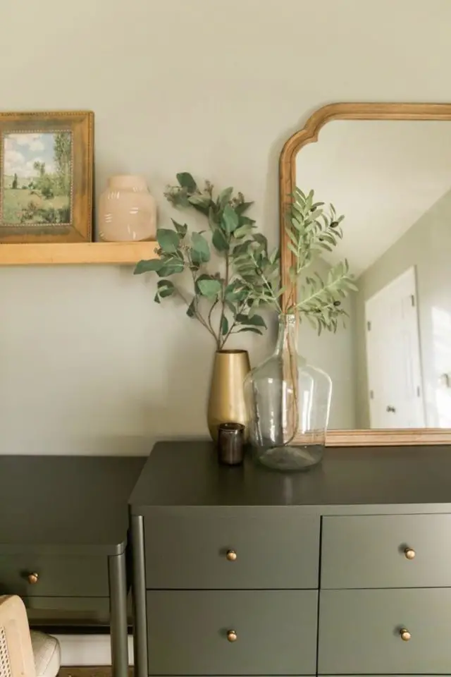 deco interieure couleur kaki exemple meuble commode vase couleur or miroir féminin