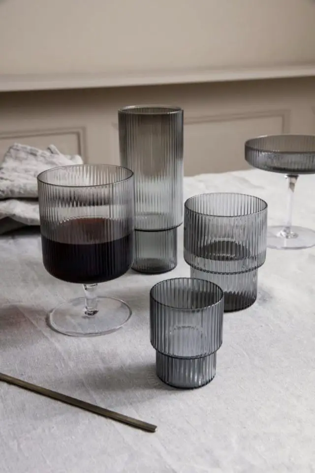 deco texture verre tendance teinté et strié verre à boire vaisselle chic élégante