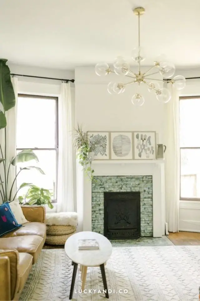 decor cheminee classique chic exemple contraste vintage moderne cadres posé sur manteau blanc plantes