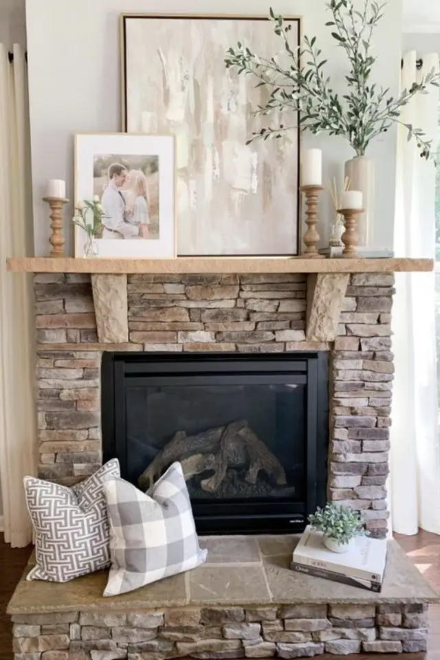 decor cheminee en pierre brique exemple couleur neutre slow intérieur bougeoir en bois photo de famille encadrées