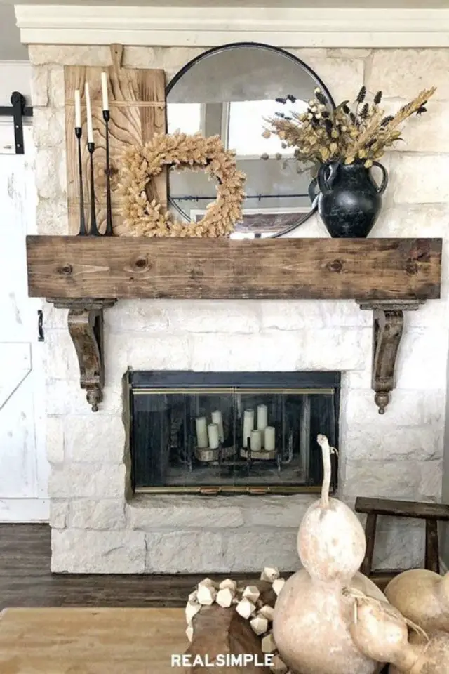 decor cheminee en pierre brique exemple gros linteau en bois rustique couronne fleur séchées ambinace automne 