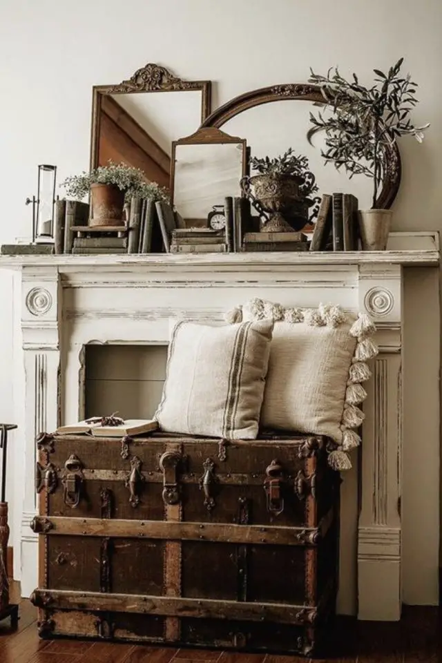decor cheminee hors service idee coffre ancien coussin accessoire objet décoratif farm house