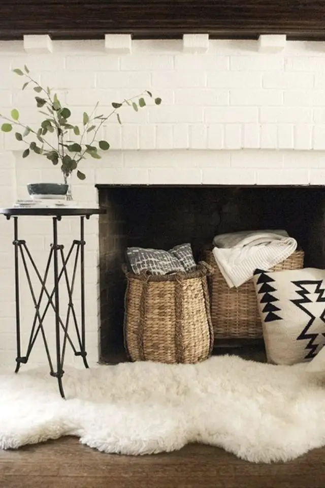 decor cheminee hors service idee panier en fibre naturelle tressée coussin ethnique noir et beige moderne