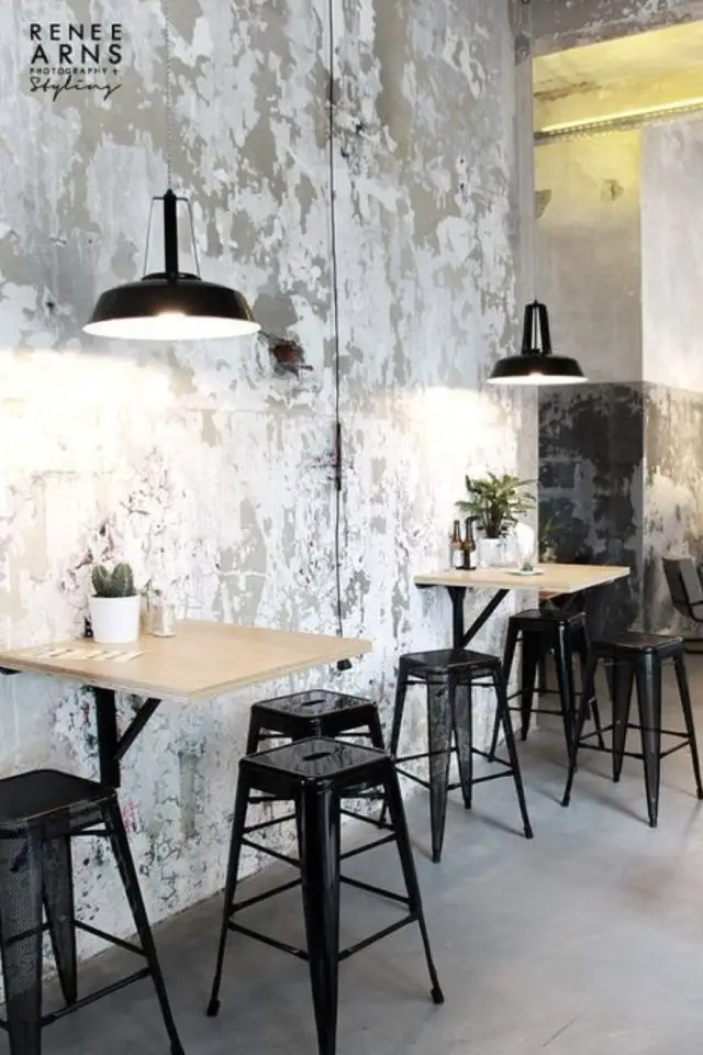 decor mural usé exemple trash wall restaurant table en bois clair pin tabouret industriel tolix noir lampe suspension vintage indus'