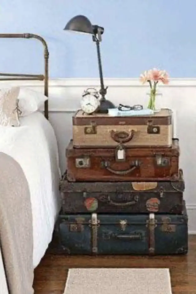 decoration recup valise vintage chambre à coucher table de chevet superposition effet brocante