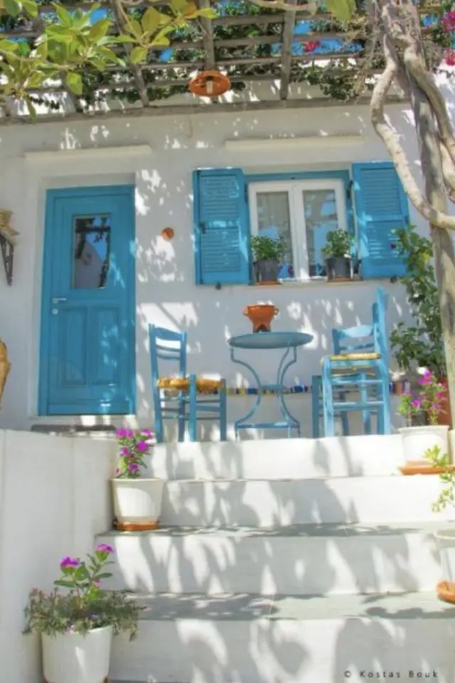 decoration voyage grece exemple jardin patio porte volet table peinture bleu vacances