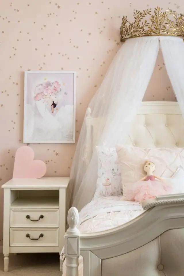 exemple deco chambre fille princesse papier peint rose ciel de lit blanc tête de lit capitonnée