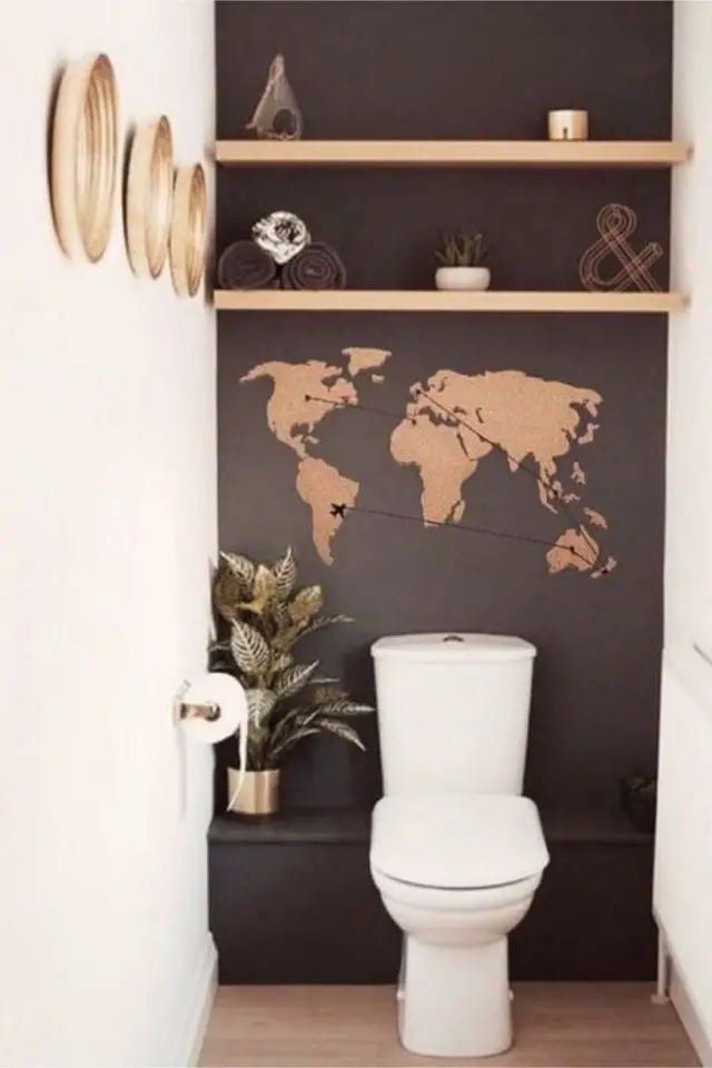 exemple deco lumineuse claire toilettes modernes mur du fond sombre contraste peinture blanche décor carte du monde en liège