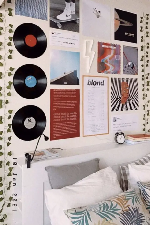 exemple decoration murale vinyle dessus de tête de lit associé avec des pochettes d'album et des paroles de chansons