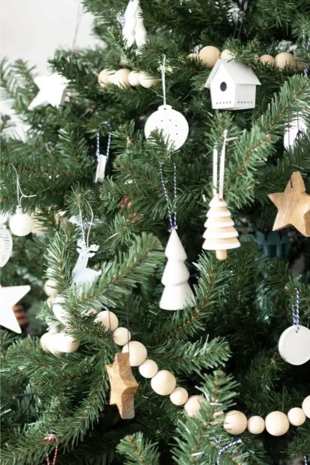 exemple decoration sapin style scandinave détails à suspendre blanc bois étoile ange boule féérie fin d'année